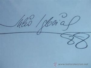 El análisis grafológico de Julio Iglesias se da importancia.